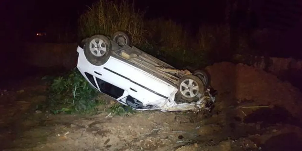 Imagem ilustrativa da imagem Carro capota e motorista morre ao ser ejetado