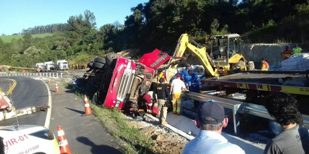 Imagem ilustrativa da imagem Caminhão tomba e interdita BR-376 em Tibagi