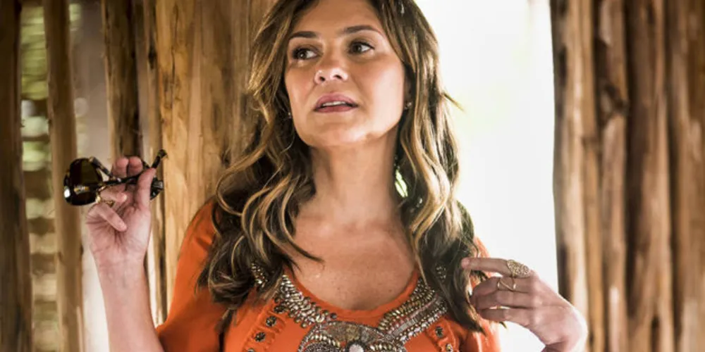 Laureta revela a Karola que Ícaro se encontrou com Luzia