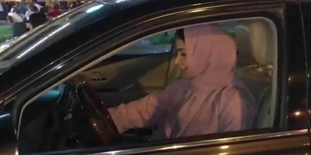 Mulheres saíram às ruas na Arábia Saudita e compartilharam posts nas redes sociais para celebrar autorização