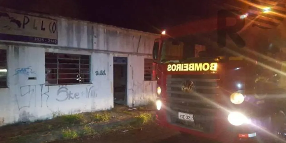 Imagem ilustrativa da imagem Incêndio em barracão desativado mobiliza bombeiros