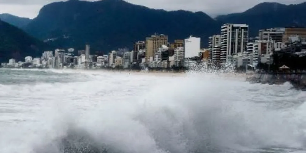 Passagem de uma frente fria sobre o oceano poderá provocar mar agitado.
