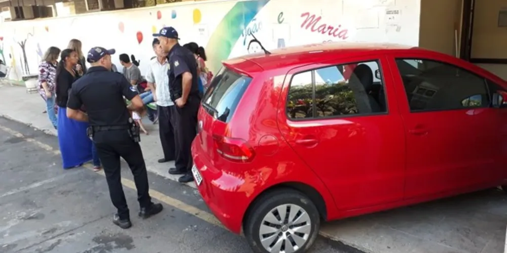 Imagem ilustrativa da imagem Carro despenca no estacionamento do Hospital da Criança em Ponta Grossa