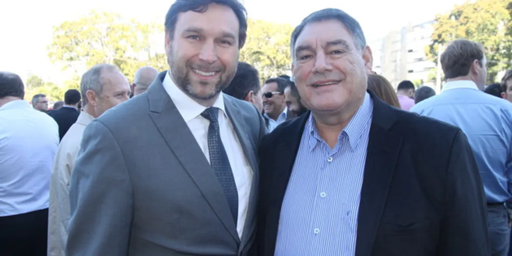 Pauliki ao lado do prefeito de Piraí do Sul, Sandrini (PHS)