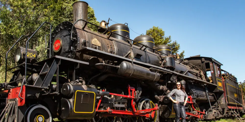 Annaly Schew aproveitou para tirar uma foto na locomotiva no fim de semana