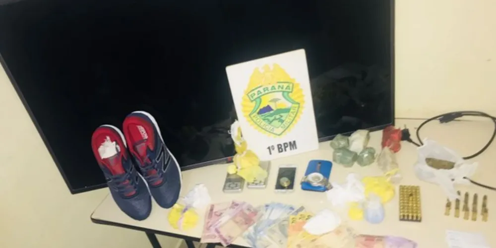 Imagem ilustrativa da imagem Polícia apreende drogas e eletrônicos e prende dupla