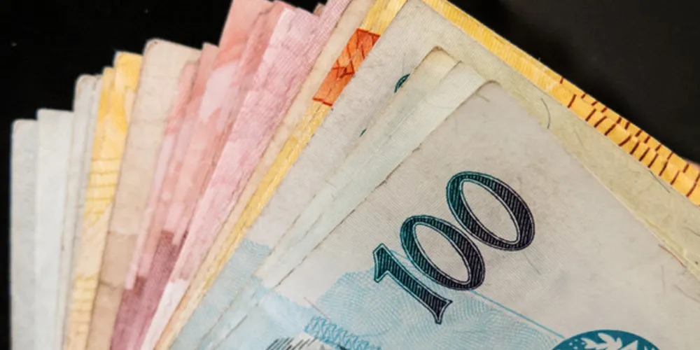 O abono salarial equivale ao valor de, no máximo, um salário mínimo pago aos trabalhadores que estejam cadastrados 