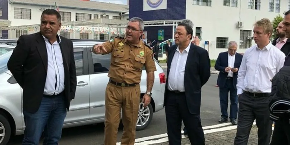 Imagem ilustrativa da imagem Rudolf e Divo visitam colégio militar em Curitiba