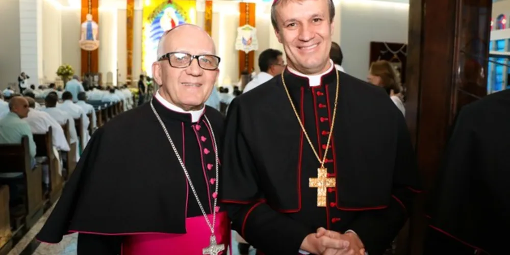 DESTAQUE - A última sexta-feira foi reservada para a Ordenação Episcopal de Dom Mário Spaki, a celebração foi realizada na Catedral Sant’Ana. No registro, Dom Mário (direita) designado para ser bispo da Diocese de Paranavaí, ao lado de Dom Sergio Arthur Braschi, bispo diocesano de Ponta Grossa.