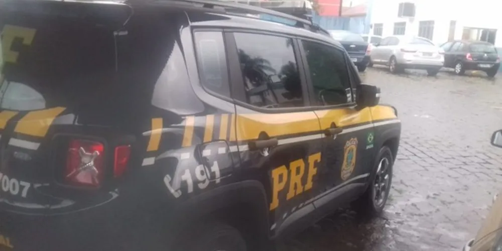 Imagem ilustrativa da imagem PRF tenta ajudar casal e encontra foragida da Justiça