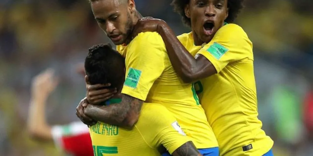 Com gols de Paulinho e Thiago Silva, a Seleção Brasileira conquistou vitória por 2 a 0