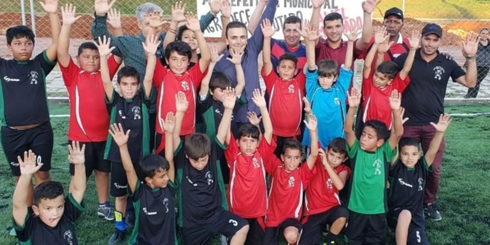Imagem ilustrativa da imagem Aliel entrega quadra de Futebol Society em Piraí do Sul