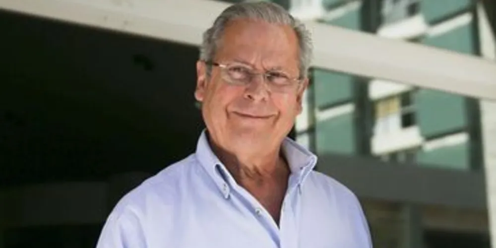 O ex-ministro José Dirceu deixa o Fórum Professor Júlio Fabbrini Mirabete, do Tribunal de Justiça do DF.
