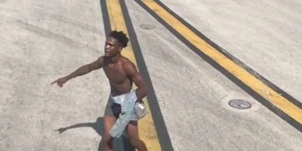 Homem só de cueca na pista do aeroporto de Atlanta