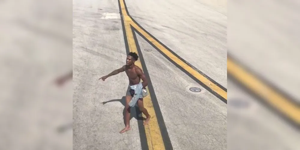 Homem só de cueca na pista do aeroporto de Atlanta
