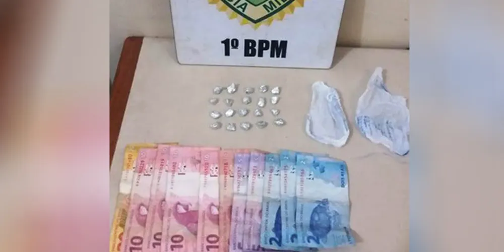 Imagem ilustrativa da imagem PM prende dupla com pedras de crack e dinheiro