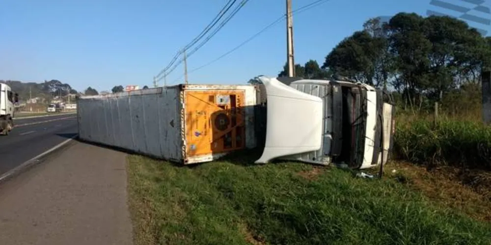 Imagem ilustrativa da imagem Caminhão dispara e tomba na Avenida Souza Naves
