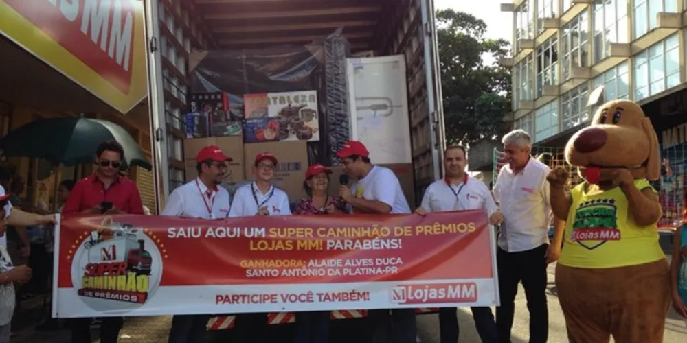 Imagem ilustrativa da imagem MM entrega Caminhão de Prêmios em Santo Antônio da Platina