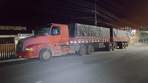 Imagem ilustrativa da imagem Polícia encontra caminhão com soja roubado em rodovia