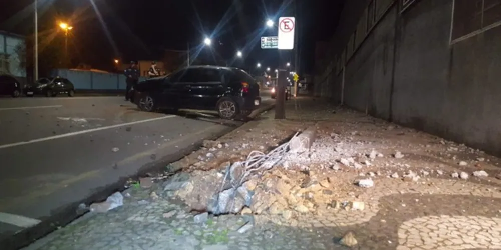 Veículo ficou parcialmente destruído após derrubar poste
