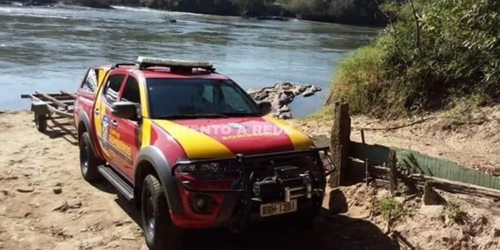 Imagem ilustrativa da imagem Bombeiros buscam dois pescadores no Rio Tibagi
