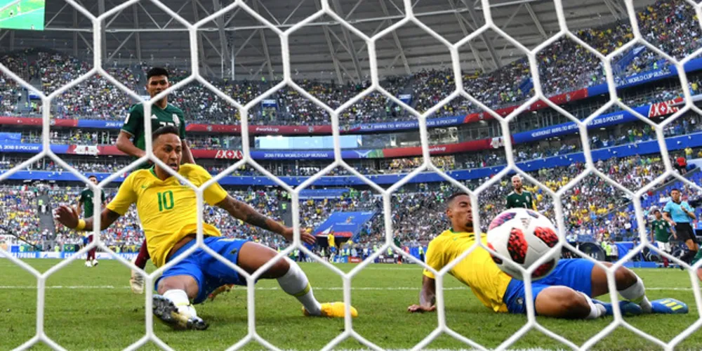 Seleção foi surpreendida pela pressão mexicana no primeiro tempo, mas volta melhor do intervalo e faz 2 a 0 com gols de Neymar e Firmino