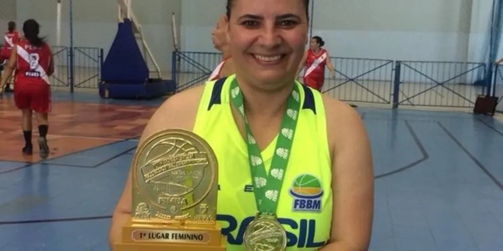 A ponta-grossense Simone Zanon trouxe ouro para casa após participar do 10° Pan-Americano Master de Basquetebol em Natal (RN)