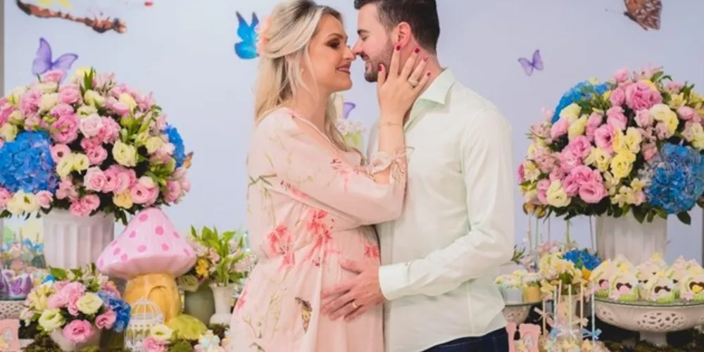 CHÁ DA GIA - A advogada Cynthia Sá Spósito recebeu familiares e amigos, nas dependências do Premium Vila Velha Hotel, para seu chá de bebe. Com o tema jardim encantado, a anfitriã recebeu a todos com muita alegria, para celebrar esse momento especial. Cynthia e seu marido Vinicius Spósito, aguardam ansiosos para a segunda quinzena de agosto a chegada de sua primeira filha, que se chamará Gia. Confira os flashes de Bruno Marinho: Cynthia e Vinicius Sposito.