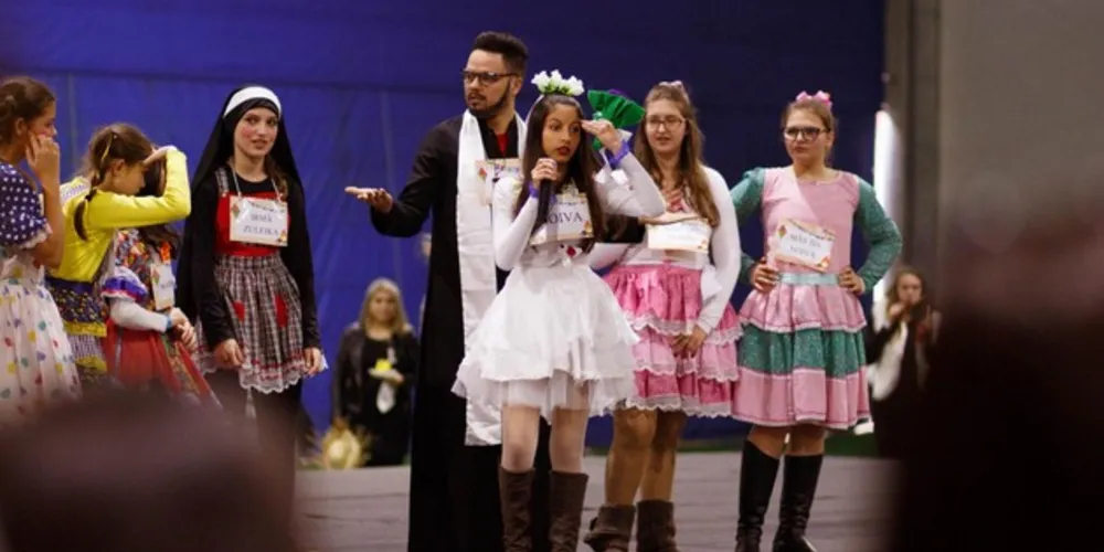 Imagem ilustrativa da imagem Crianças apresentam releitura de Romeu e Julieta