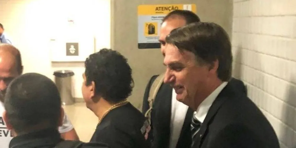 Dentro do banheiro, Bolsonaro chegou a tirar selfies com simpatizantes