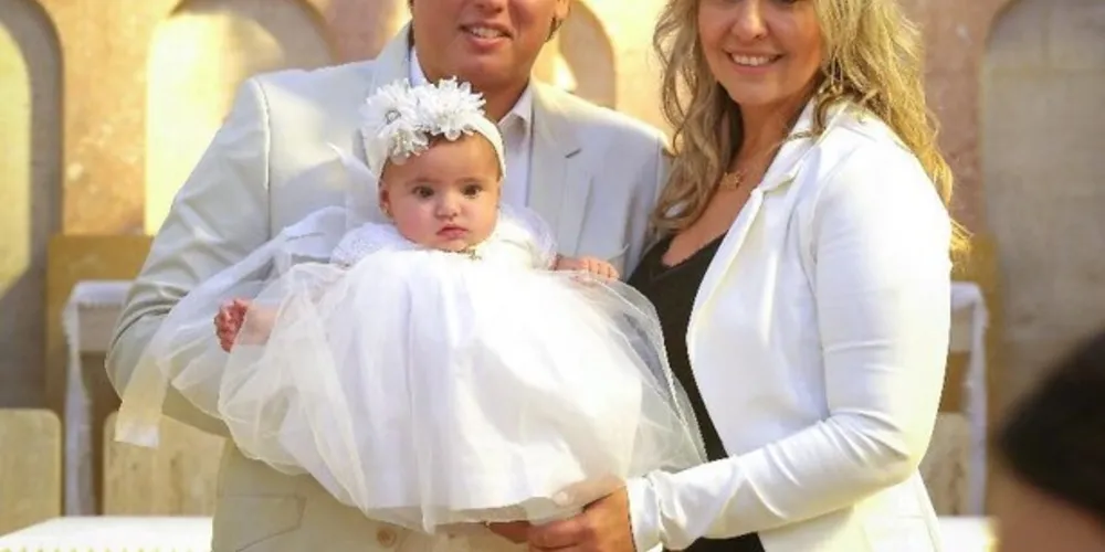 BATIZADO – No último domingo (1), o casal Eduardo Parucker e Thais Cury, realizaram o batizado da doce Maria Eduarda. Para testemunhar o batismo André Cury e Vitória Moss foram escolhidos para ajudar na formação espiritual ao longo da vida, da pequena Maria Eduarda. Após o batizado, o casal recebeu familiares e amigos para um fino almoço. Confira alguns flashes de Yi Lung Chi. Eduardo Parucker, Thais Cury e a pequena Maria Eduarda
