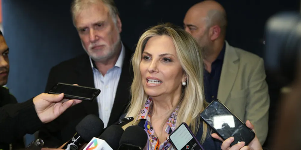 A governadora Cida Borghetti assinou nesta quarta-feira (04), na sede da Administração dos Portos de Paranaguá e Antonina (Appa) a ordem de serviço para início das obras no cais Oeste do Porto de Paranaguá. O investimento de R$ 177,6 milhões abrange modernização dos berços de atracação 201 e 202 e a ampliação do berço 201. O projeto será custeado com recursos próprios da Appa. -  Paranaguá, 04/07/2018.  -  Foto: Orlando Kissner/ANPr