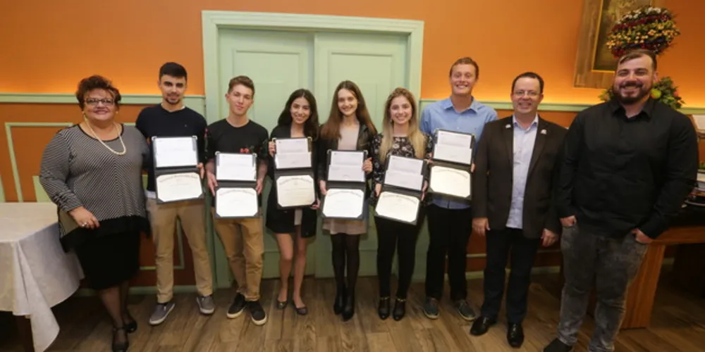 Imagem ilustrativa da imagem Turma de ensino médio norte-americano em PG recebe diploma