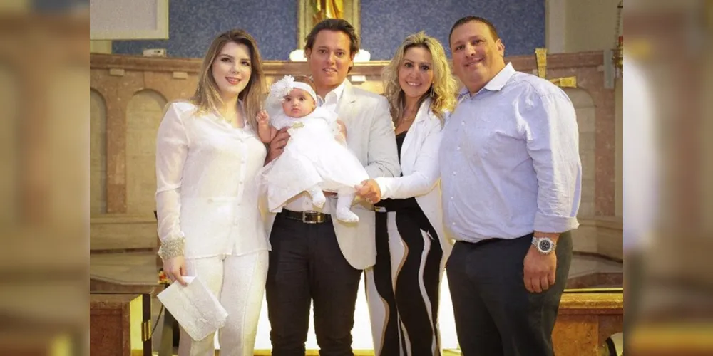 BATIZADO – No último domingo (1), o casal Eduardo Parucker e Thais Cury, realizaram o batizado da doce Maria Eduarda. Para testemunhar o batismo André Cury e Vitória Moss foram escolhidos para ajudar na formação espiritual ao longo da vida, da pequena Maria Eduarda. Após o batizado, o casal recebeu familiares e amigos para um fino almoço. Confira alguns flashes de Yi Lung Chi. Vitoria Moss, Eduardo Parucker, Thais Cury, Maria Eduarda e André Cury