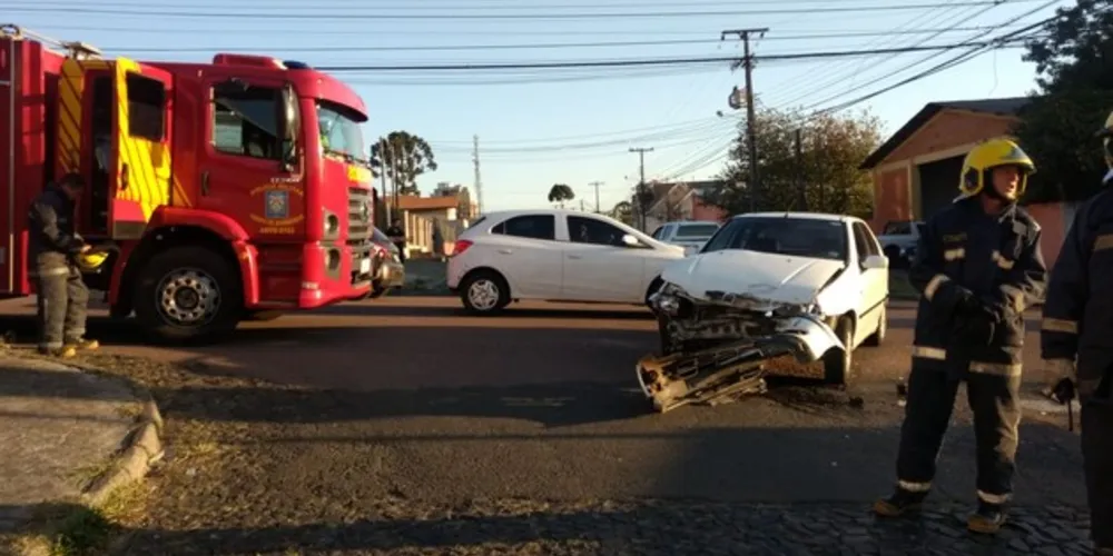 Imagem ilustrativa da imagem Acidente entre três carros termina com capotamento