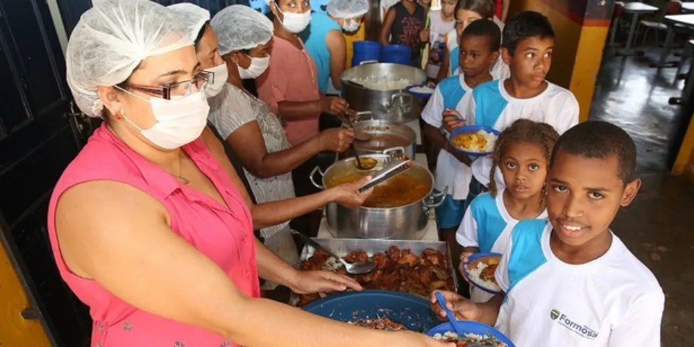 Recursos do Programa Nacional de Alimentação Escolar são liberados em dez parcelas por ano.