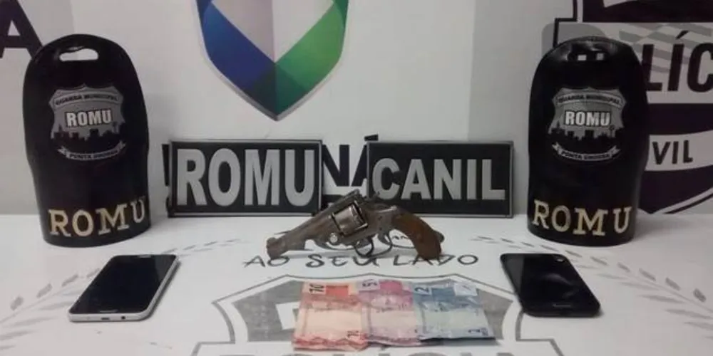 Imagem ilustrativa da imagem Dupla é presa com revólver escondido em motocicleta