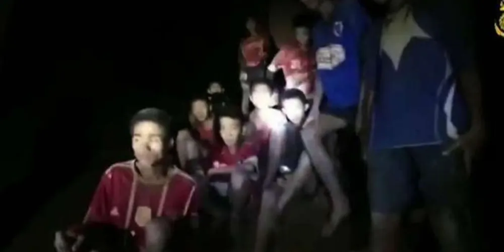 Os 12 jovens, com idades entre 11 e 16 anos, estão presos desde 23 de junho em uma caverna