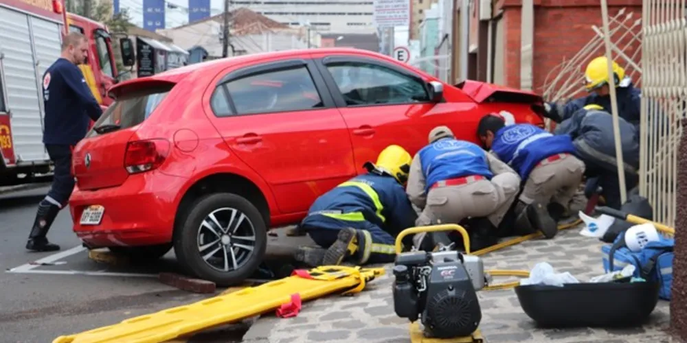 Vítima foi socorrida por equipes do Corpo de Bombeiros e do Samu