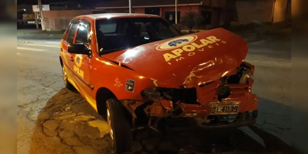 Imagem ilustrativa da imagem Motorista ignora sinal e causa acidente na Carlos Cavalcanti