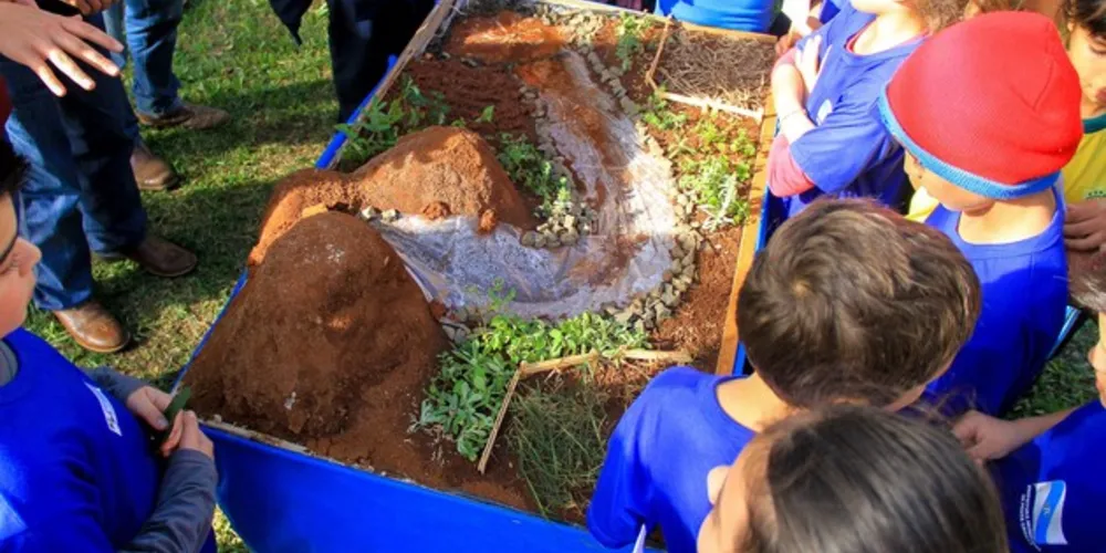 Imagem ilustrativa da imagem Estudantes do Colégio Agrícola ensinam sobre solo