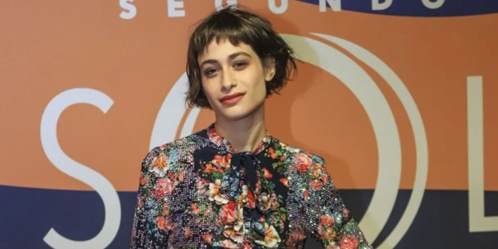 Manuela conta para Zefa que a DJ Ariella é sua mãe