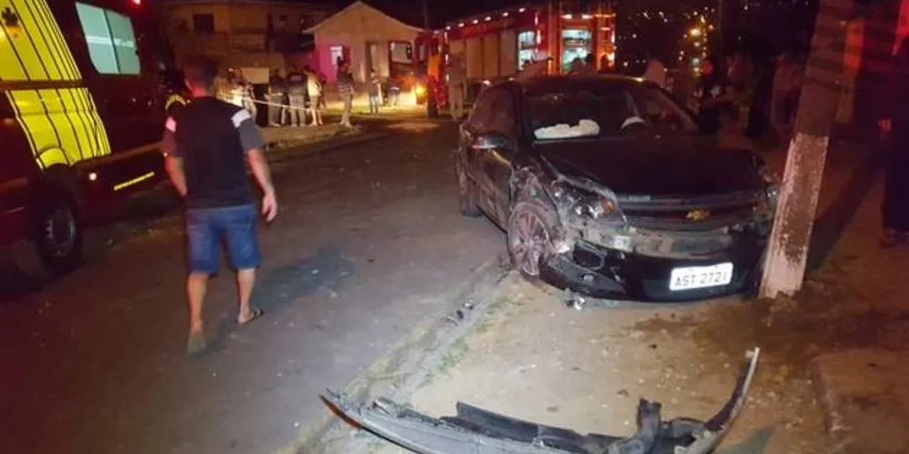 Imagem ilustrativa da imagem Batida em cruzamento deixa três pessoas feridas