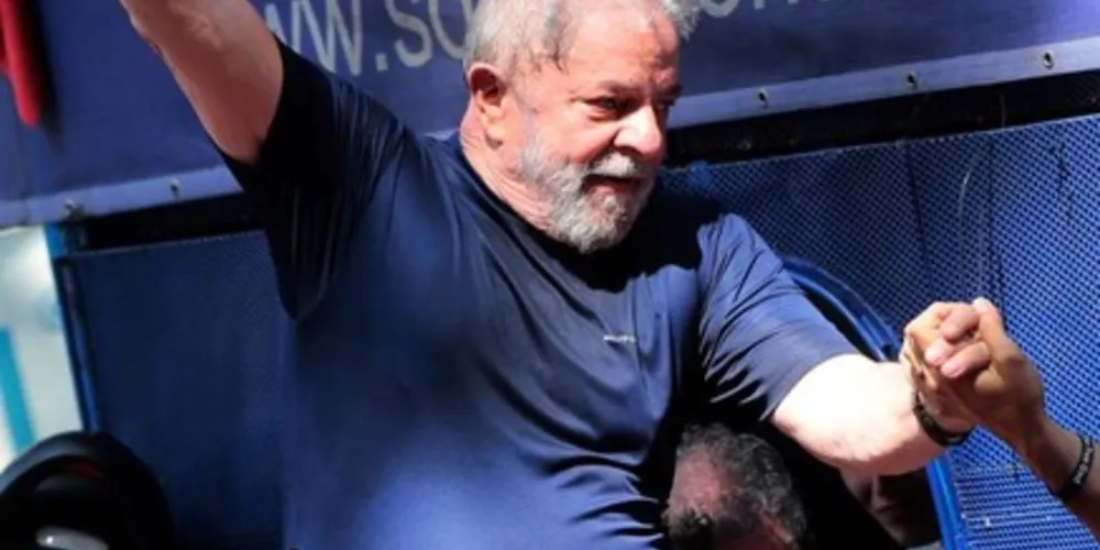 Lula cumpre pena por corrupção e lavagem de dinheiro.
