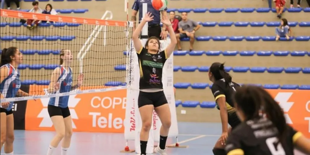 Imagem ilustrativa da imagem Caramuru Vôlei lidera Paranaense feminino