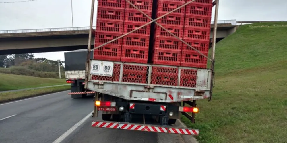 Imagem ilustrativa da imagem Motociclista fica ferido após bater em caminhão