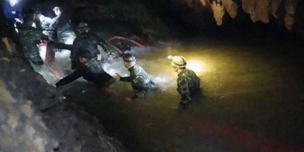 Imagem ilustrativa da imagem Resgate de meninos em caverna é interrompido na Tailândia