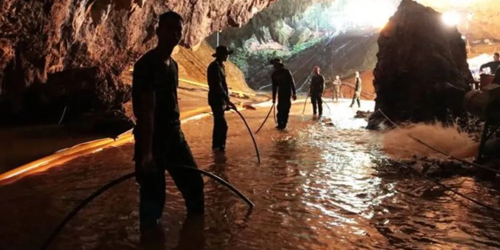 Equipes auxiliam no resgate dos jovens presos na caverna inundada