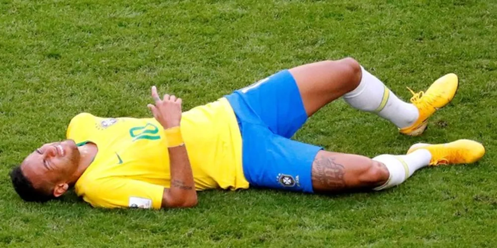 Levantamento revela que Neymar passou 14 minutos caído no gramado durante os jogos da Copa 2018