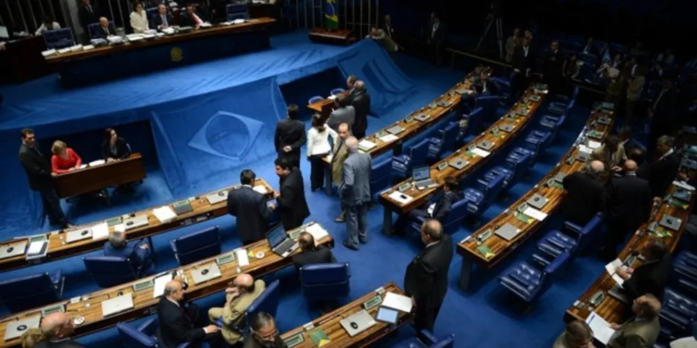 O Senado aprovou ontem (10) projeto que aumenta a potência das rádios comunitárias